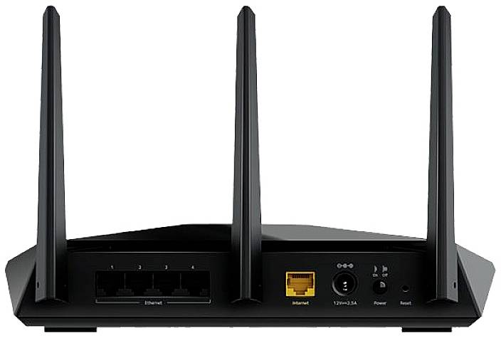 Egy fekete WLAN-router három antennával hátul. Csatlakozók: négy Ethernet-port, egy sárga Internet-port és egy tápegység-csatlakozó.