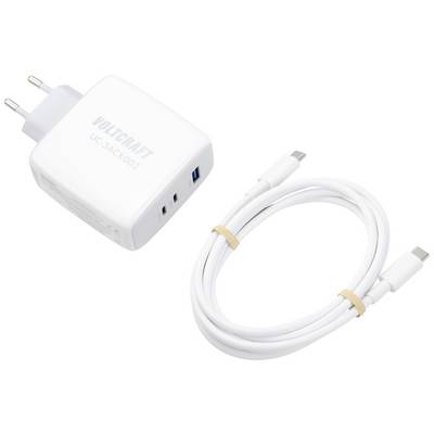 Egy fehér töltő két USB-csatlakozóval és egy európai hálózati aljzattal, mellette egy illő fehér töltőkábel.