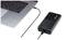 Egy laptop USB-kábellel csatlakozik egy powerbank-hoz.