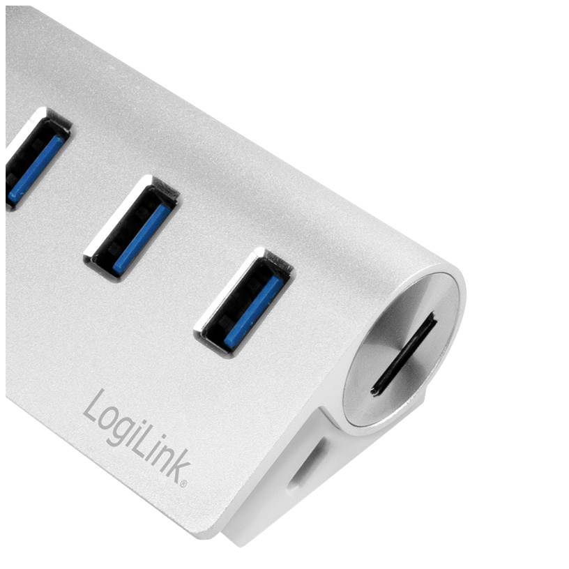 'Három USB-port és egy SD-kártyaolvasó egy ezüst LogiLink-elosztóban.'