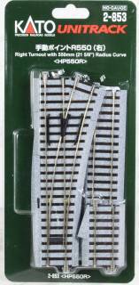 'KATO UNITRACK' Modellvasúti sínkészlet. Tartalmaz 550 mm sugarú váltókat vasúti modellezéshez. A csomag a sínelrendezést ábrázolja.