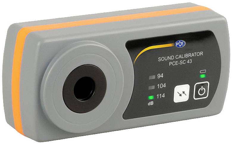 A 'PCE-SC 43' típusú hangnyomásszint-kalibrátor LCD-kijelzővel, amelyet hangszintmérő műszerek kalibrálásához használnak 94 dB, 104 dB és 114 dB szinteken.