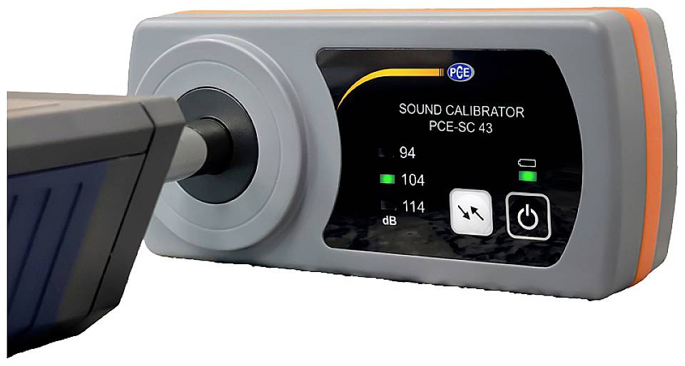 PCE-SC 43 hangkalibrátor, a kijelzőn 94 dB és 104 dB kalibrálási lehetőségeket mutat. Készülék narancssárga-fekete házban.