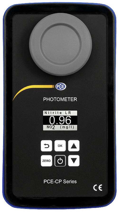 Egy fekete fotométer nagy kijelzővel mutatja a 'Nitrit LR NO2 0,96 mg/l' értéket. Több gombbal rendelkezik, és a PCE márka gyártmánya.