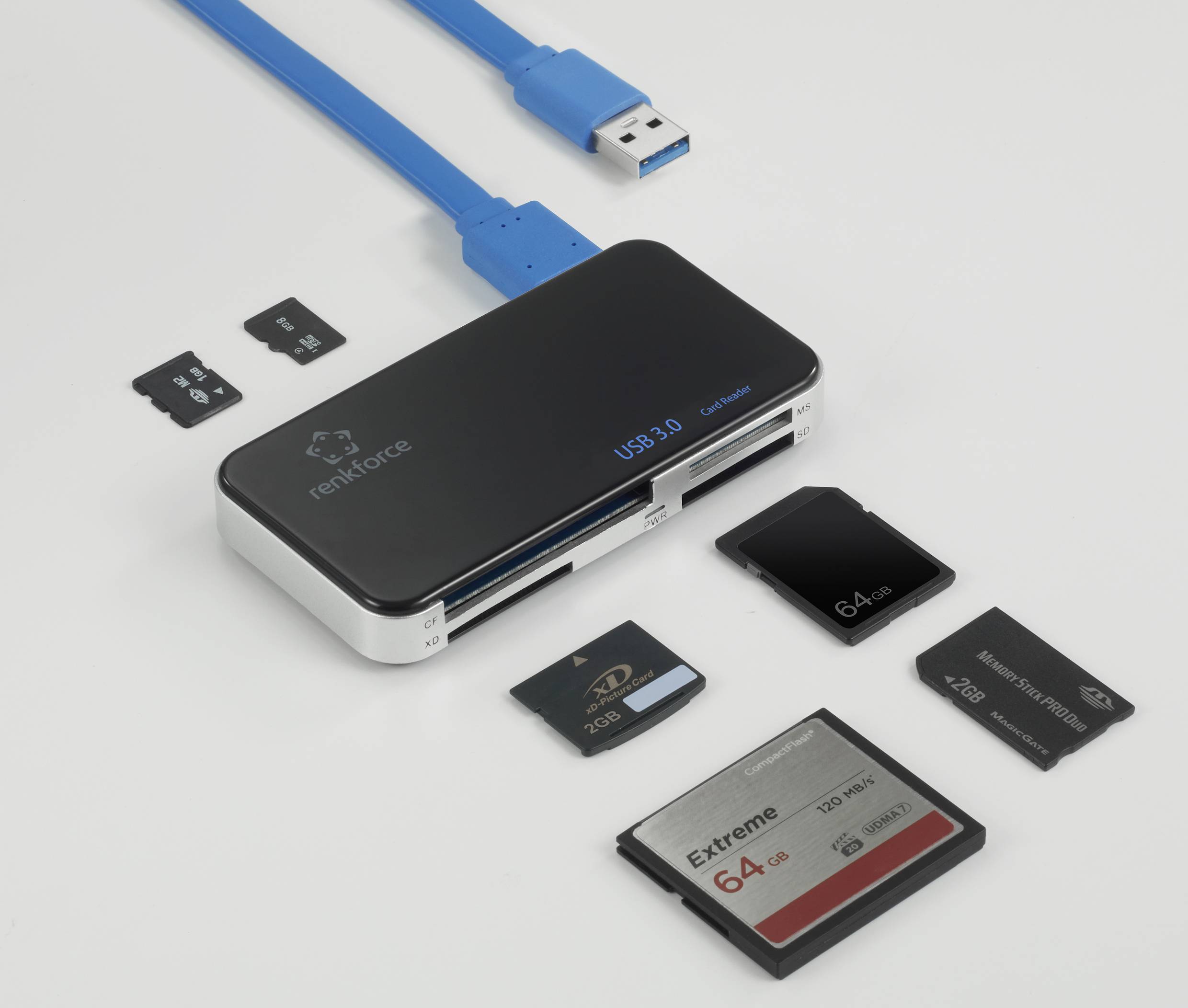 Egy USB-kártyaolvasó több különböző típusú memóriakártyával, köztük SD-kártyákkal és microSD-kártyákkal, fehér háttér előtt.