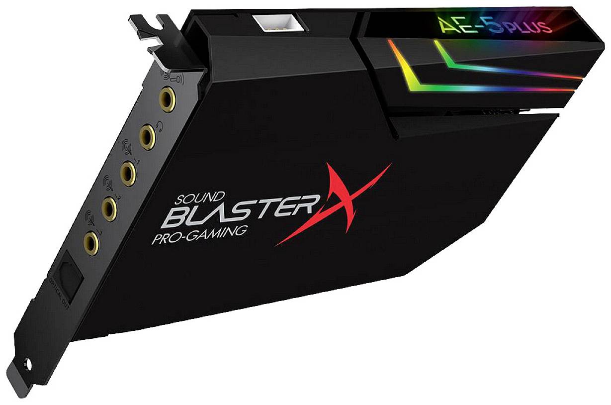 Fekete hangkártya 'Sound BlasterX AE-5 Plus' színes LED-sávokkal, öt csatlakozóval és Pro-Gaming felirattal.
