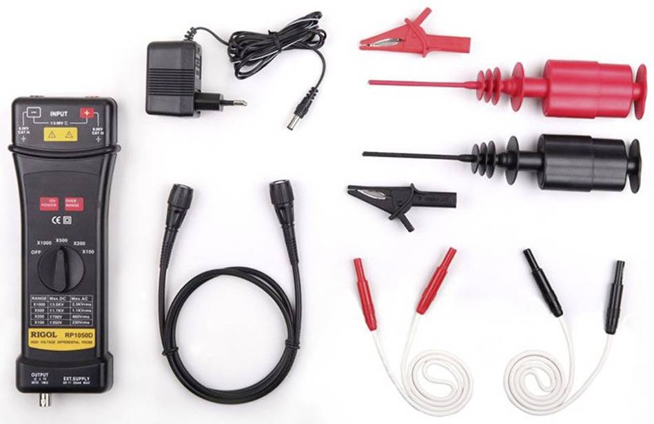 Multiméter-tartozékok fehér háttérrel, beleértve a mérővezetékeket, csipeszeket és adaptereket elektromos értékek méréséhez.