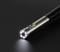 Közeli felvétel egy kisméretű zseblámpa részletéről sötét háttér előtt. A zseblámpa fényes fényt sugároz a hegyén lévő lencséből.