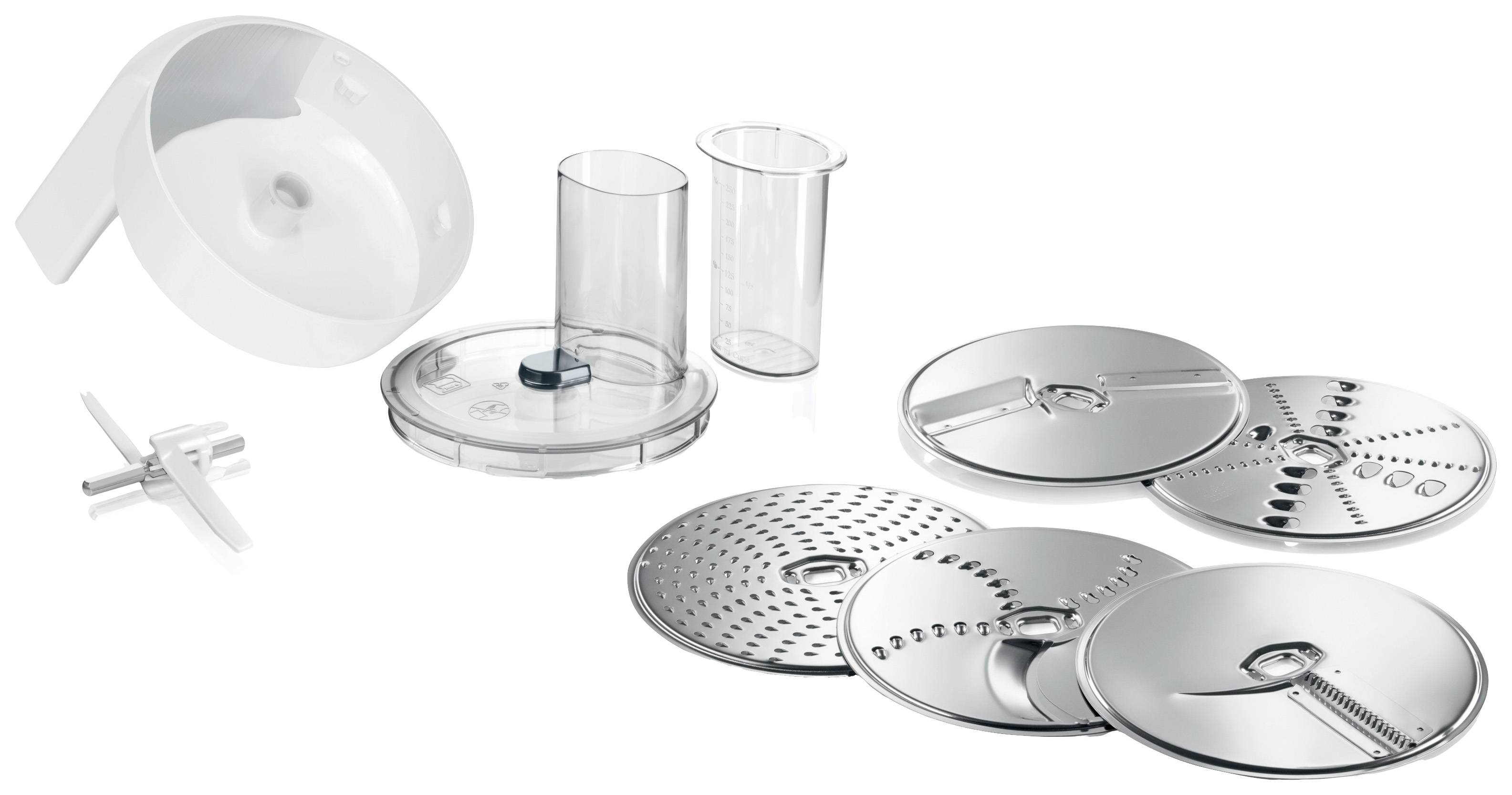 Egy konyhai robotgép tartozékkészletének alkatrészei, amelyek több rozsdamentes acél vágókorongból, egy habverőből és egy átlátszó mérőedényből állnak.