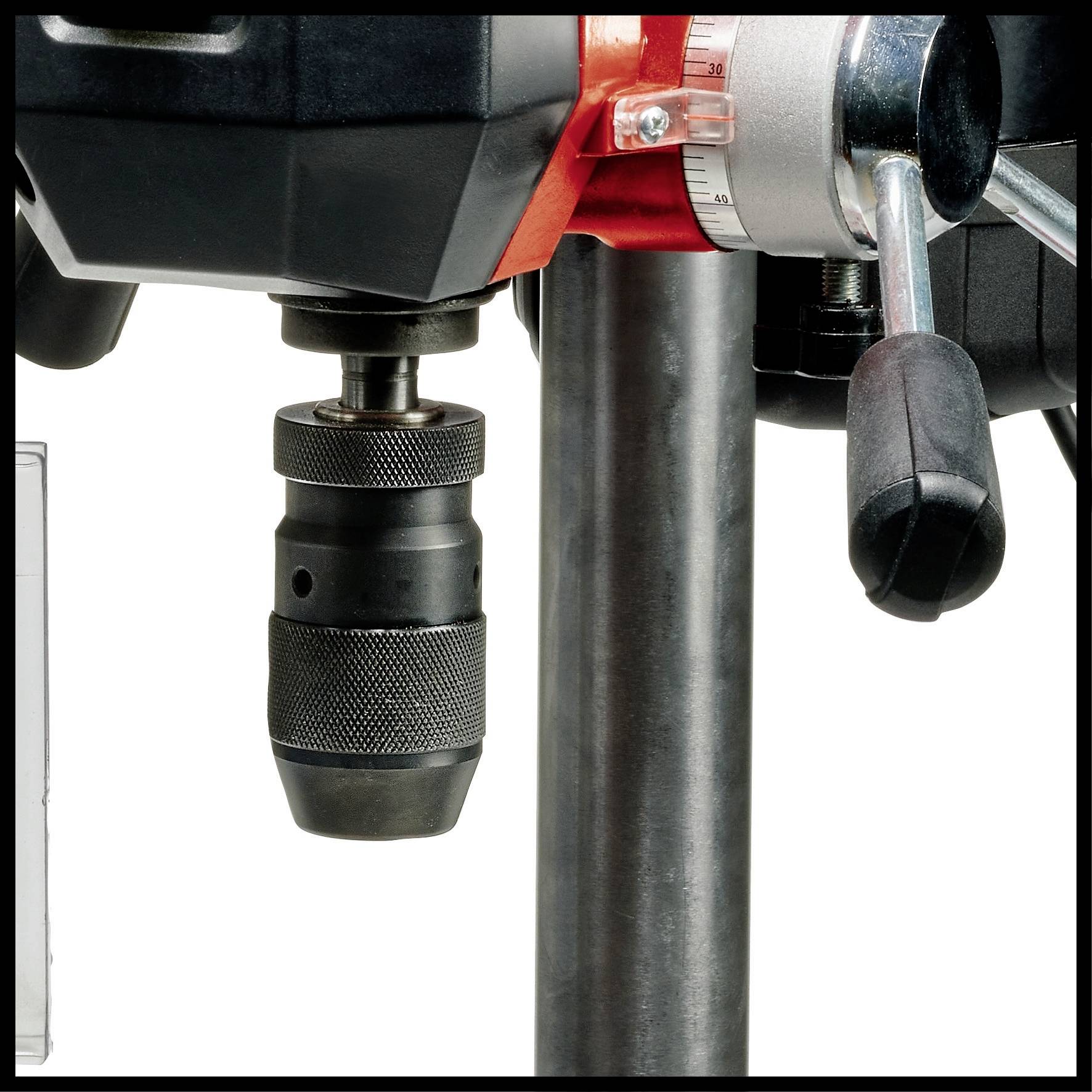 Egy fúrógép fejének közeli felvétele, fekete tokmánnyal és beállító karral, fémoszlopra szerelve.