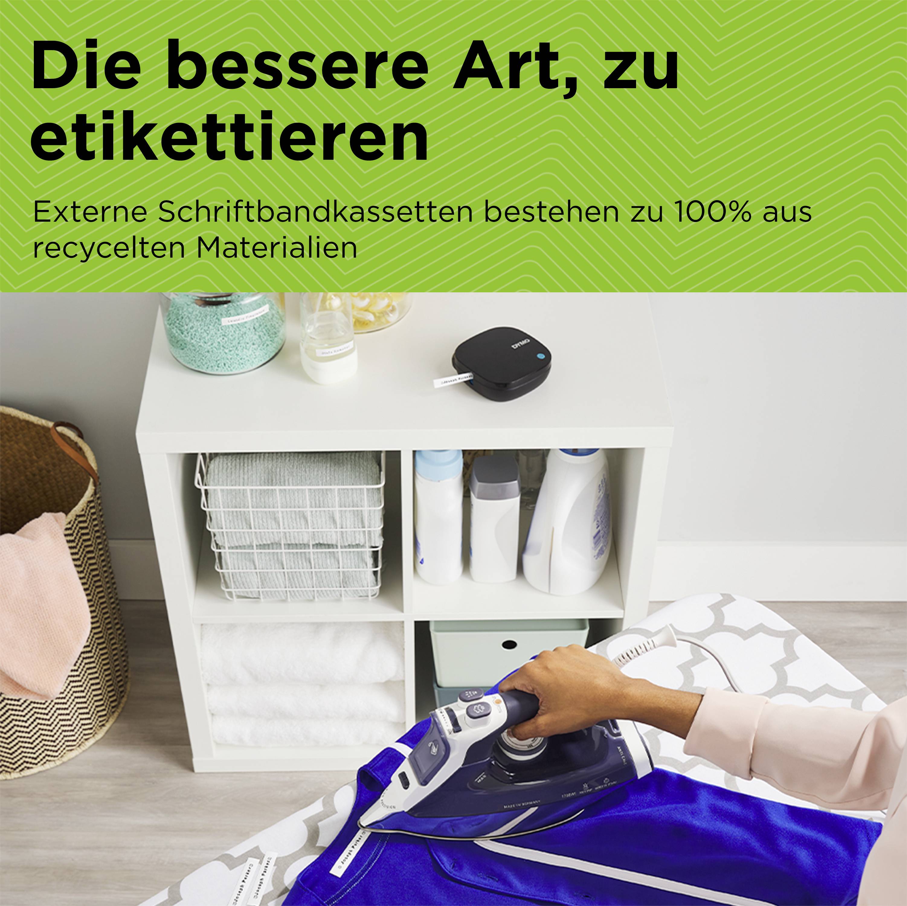 Egy személy egy íves, kék inget vasal. Felette felirat áll: 'A jobb címkézési módszer'. A háttérben egy polc háztartási eszközökkel.