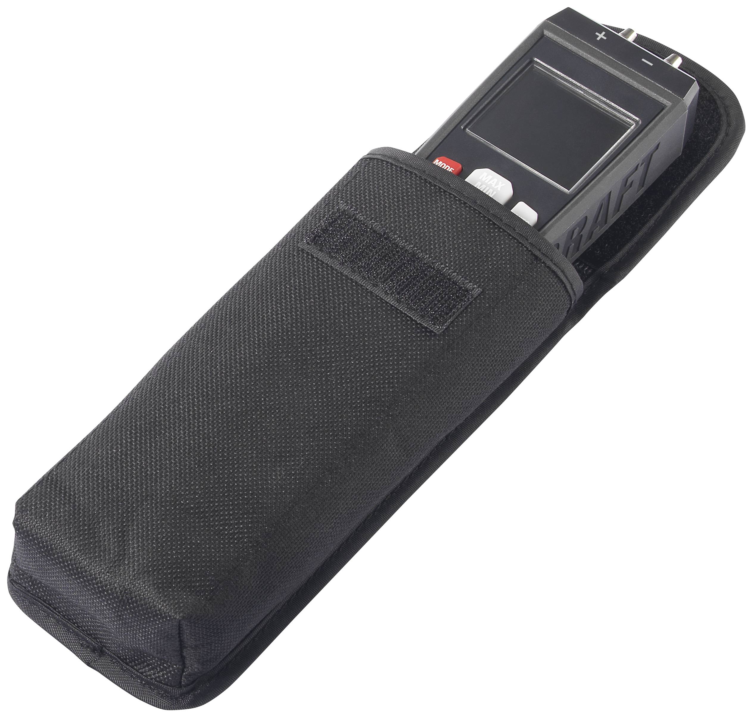 Egy fekete védőtokba helyezett elektronikus eszköz, részben láthatóan. A készüléknek kijelzője és gombok vannak az elején.