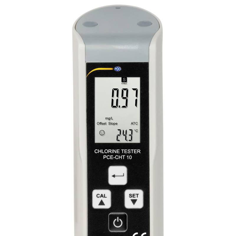 Digitális klór-teszter LCD-kijelzővel, amely '0,97 mg/L' és '24°C' értéket mutat. A kalibráláshoz és beállításhoz gombok találhatók alatta.