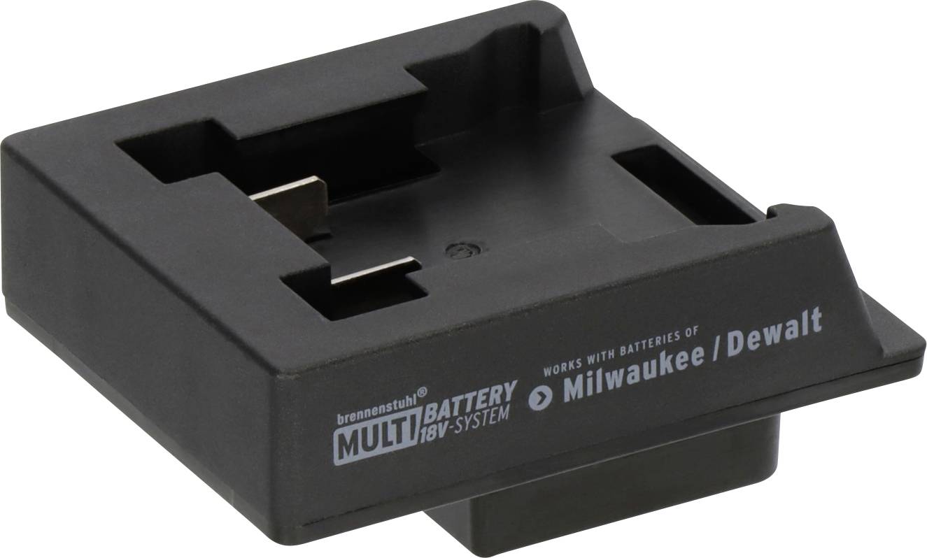 Fekete akkumulátor adapter, amely "MULTI BATTERY 18V SYSTEM" felirattal rendelkezik, Milwaukee és DeWalt szerszámokhoz