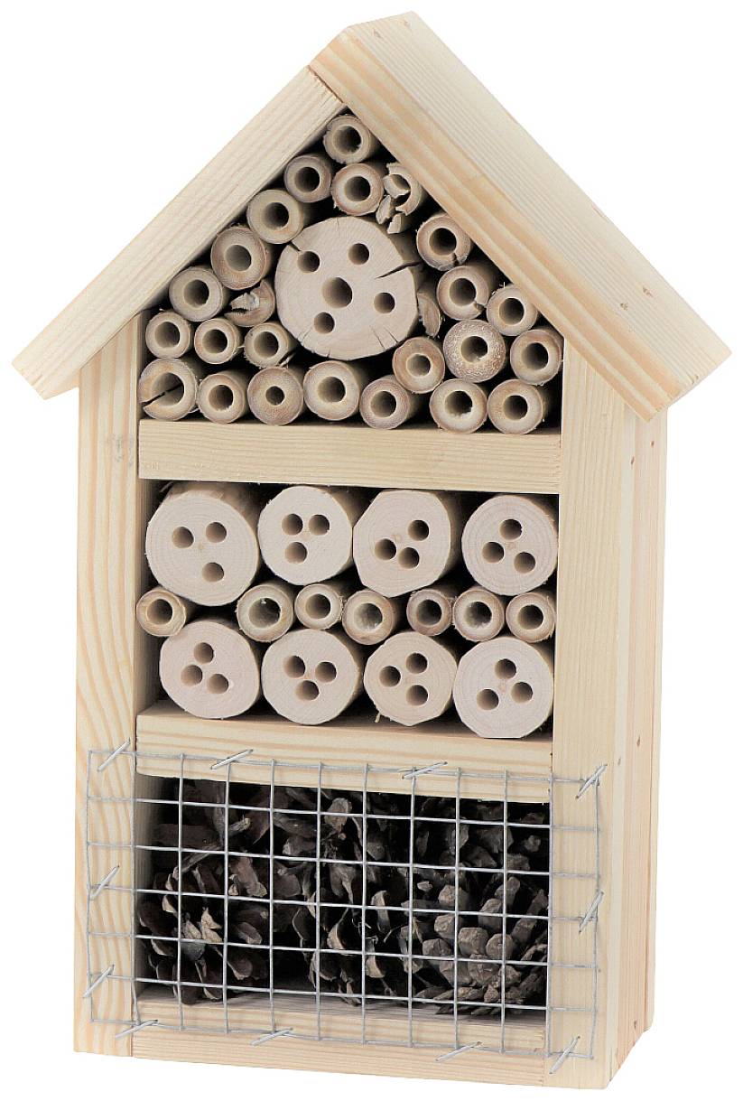 Egy fa rovarszálló különböző csövekkel és fenyőtobozokkal, amely ideális a kerti biodiverzitás támogatásához.