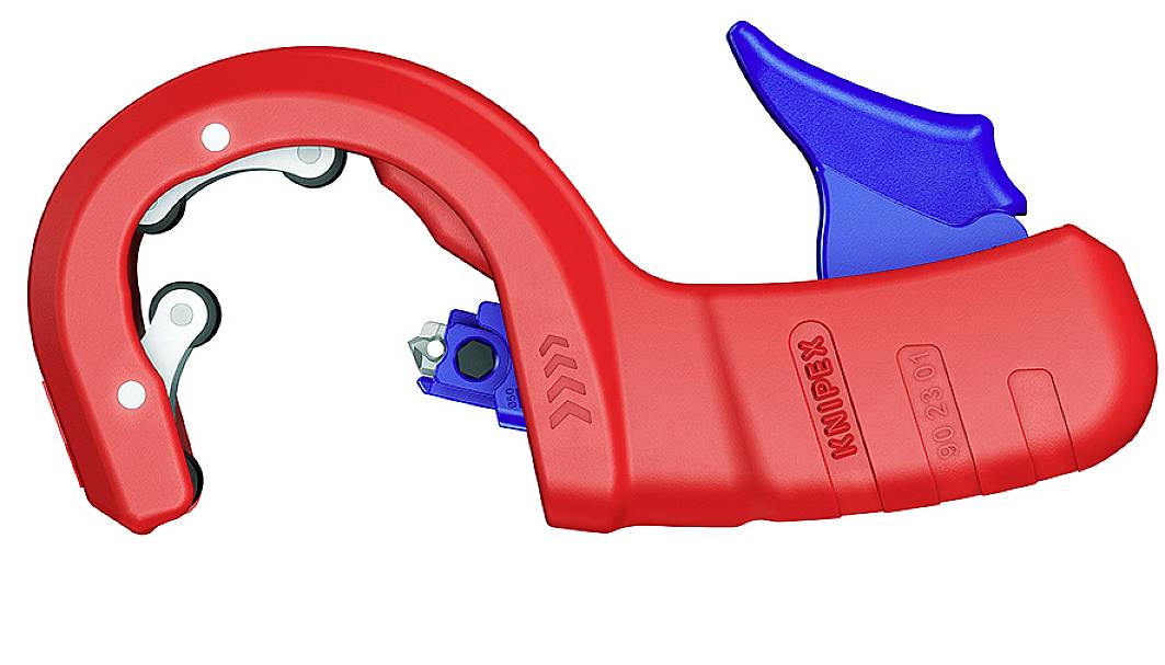 Knipex piros házas és kék pengés csővágó. Csövek és tömlők precíz vágására alkalmas.