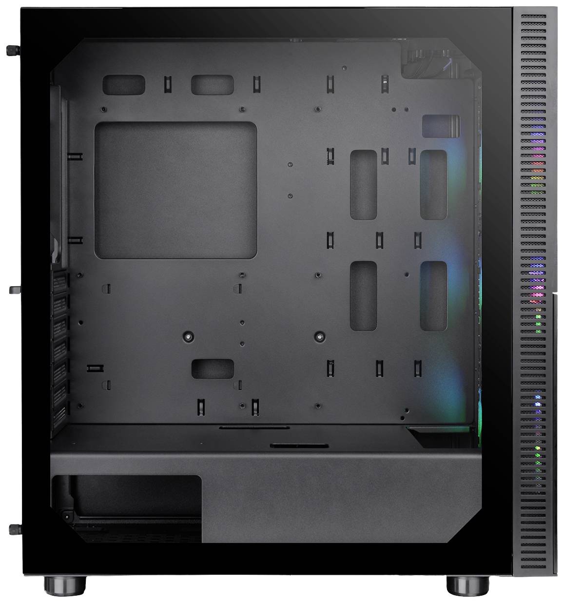 Fekete számítógépház, belső szerkezet nyílt rálátással. Hely az alaplap, meghajtók és ventillátorok számára. Üveg oldalpanel.