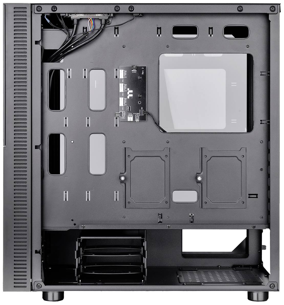 Egy számítógépház belső nézete, rendezett kábelvezetéssel, merevlemez-behelyezőkkel és hellyel egy alaplap számára.