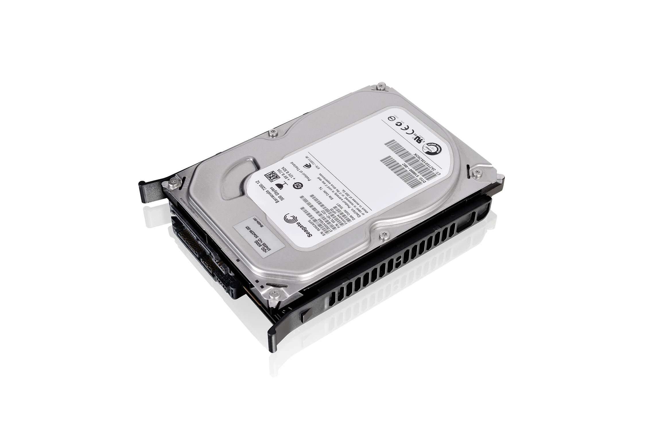 Egy ezüstszínű merevlemez fekete szegéllyel, fehér felületen fektetve.