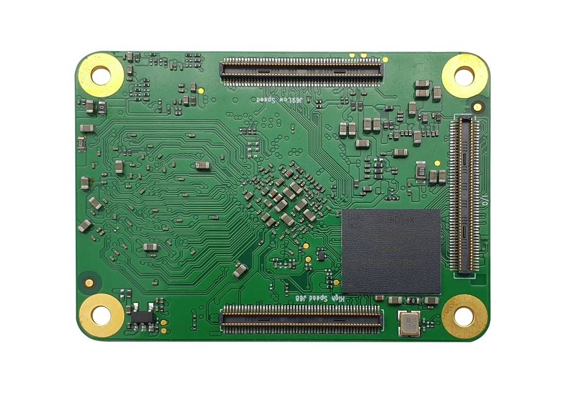 Zöld nyomtatott áramkör elektronikus alkatrészekkel és csatlakozásokkal, látható gyártó vagy specifikus jelölések nélkül.