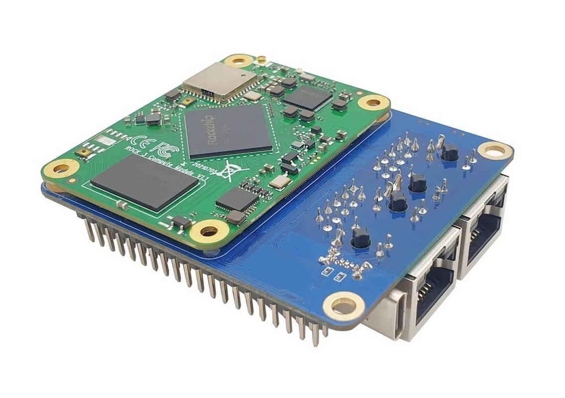 Egy zöld és kék számítógépes modul több mikrochippel és három Ethernet-csatlakozóval, amely elektronikus adatfeldolgozásra szolgál.