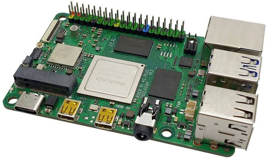 Egy zöld nyomtatott áramkör különböző chipekkel és csatlakozókkal, köztük USB- és HDMI-portokkal. Ez egy egykártyás számítógép.