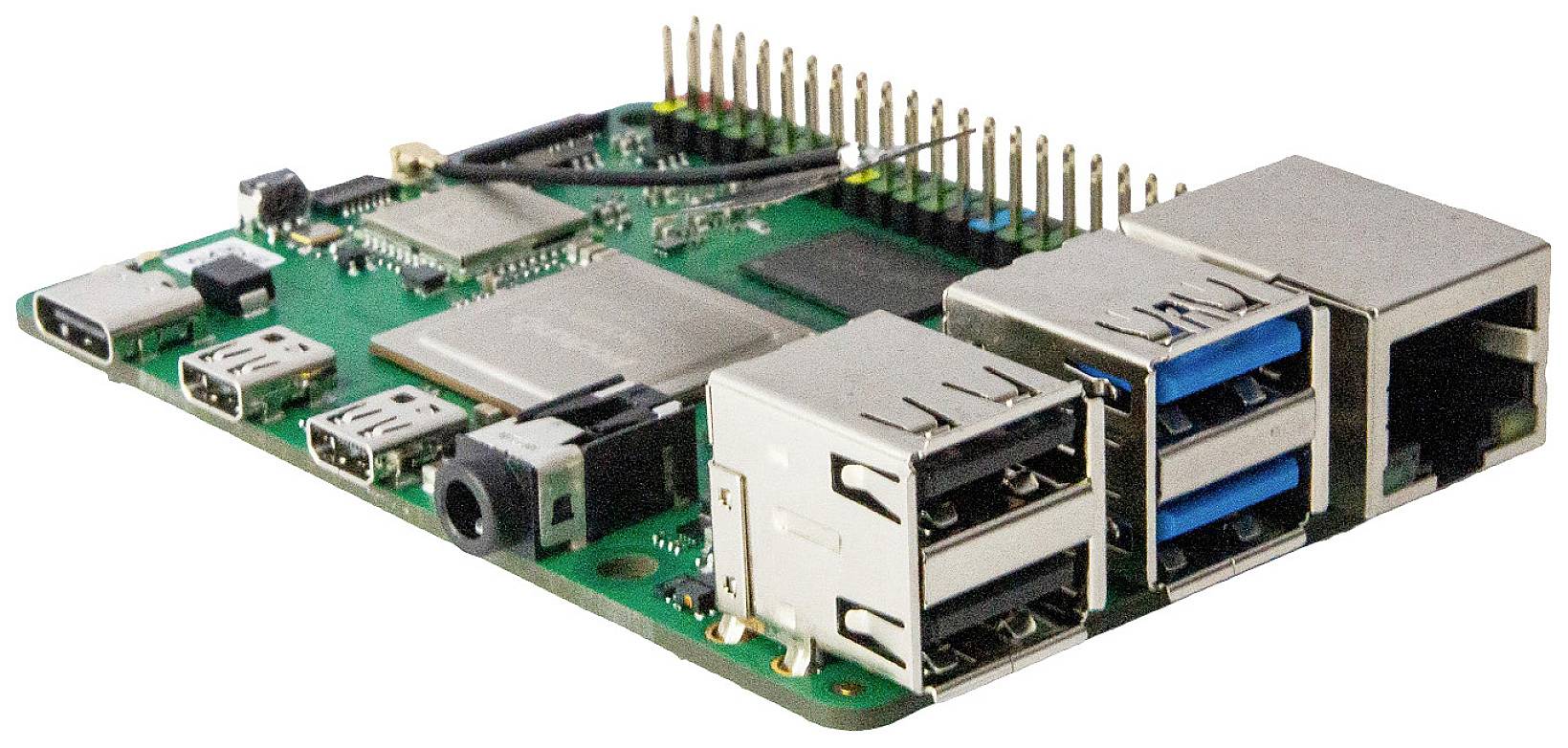 Egy kis zöld áramköri lap számtalan csatlakozóval és foglalattal, köztük USB-portokkal és Ethernet-csatlakozóval.