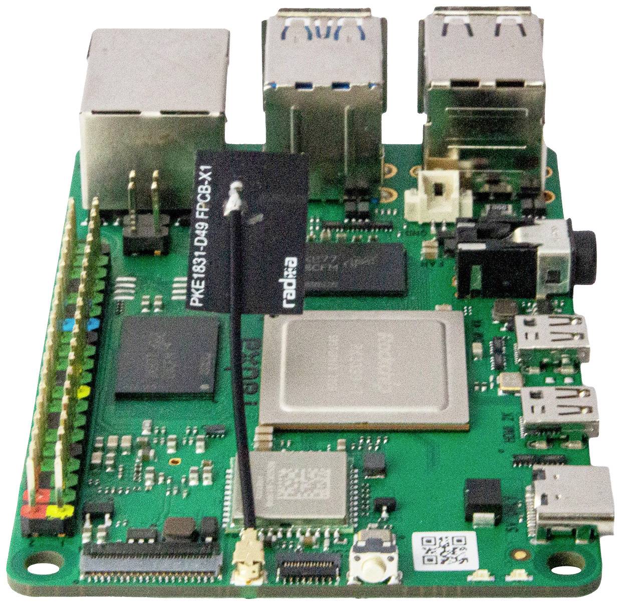 Egy többféle csatlakozási lehetőséggel rendelkező alaplapszámítógép, amelynek részét képezik az USB-portok, Ethernet és Wi-Fi antenna.