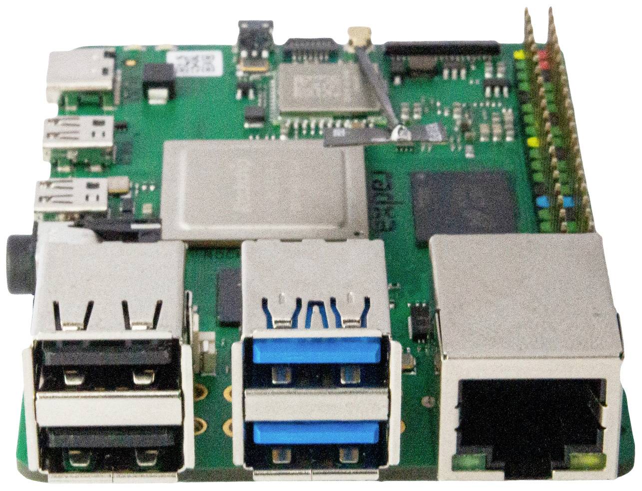 Egy zöld nyomtatott áramkör több USB-csatlakozóval, egy Ethernet-porttal és különféle elektronikai alkatrészekkel.