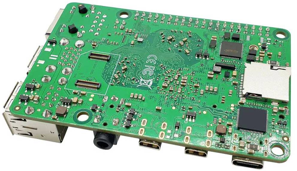 Zöld nyomtatott áramkör különböző elektronikai alkatrészekkel, csatlakozókkal és foglalatokkal, amely eszközök alaplapjaként szolgál.