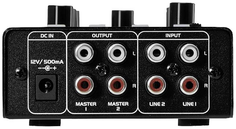 Egy audió keverő hátulnézete csatlakozókkal: DC IN 12V/500mA, OUTPUT (MASTER 1, 2), INPUT (LINE 1, 2), csatornánként L és R csatornák.
