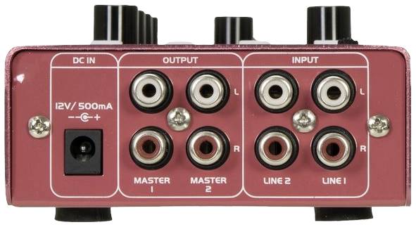 Egy audiokészülék hátoldala, amelyen piros színnel láthatók a DC IN, Output (Master 1, Master 2) és Input (Line 1, Line 2) csatlakozók.