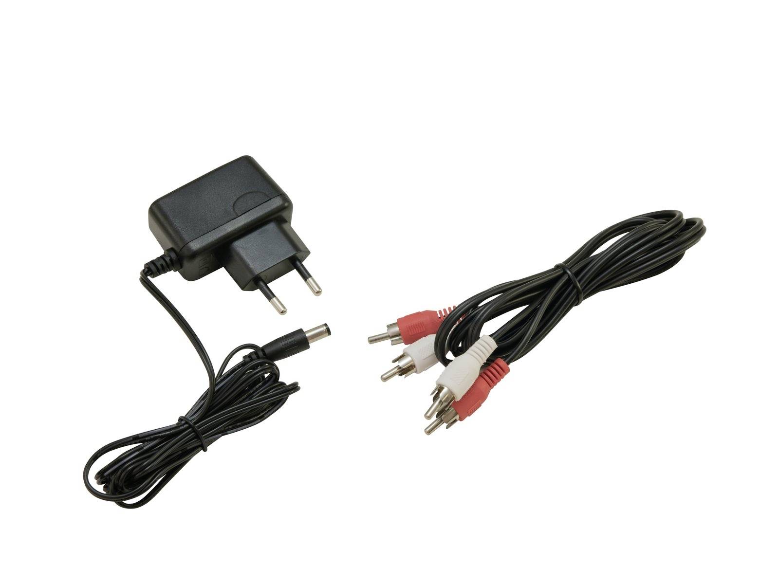 Hálózati adapter és két audiokábel piros és fehér csatlakozókkal fehér háttér előtt.