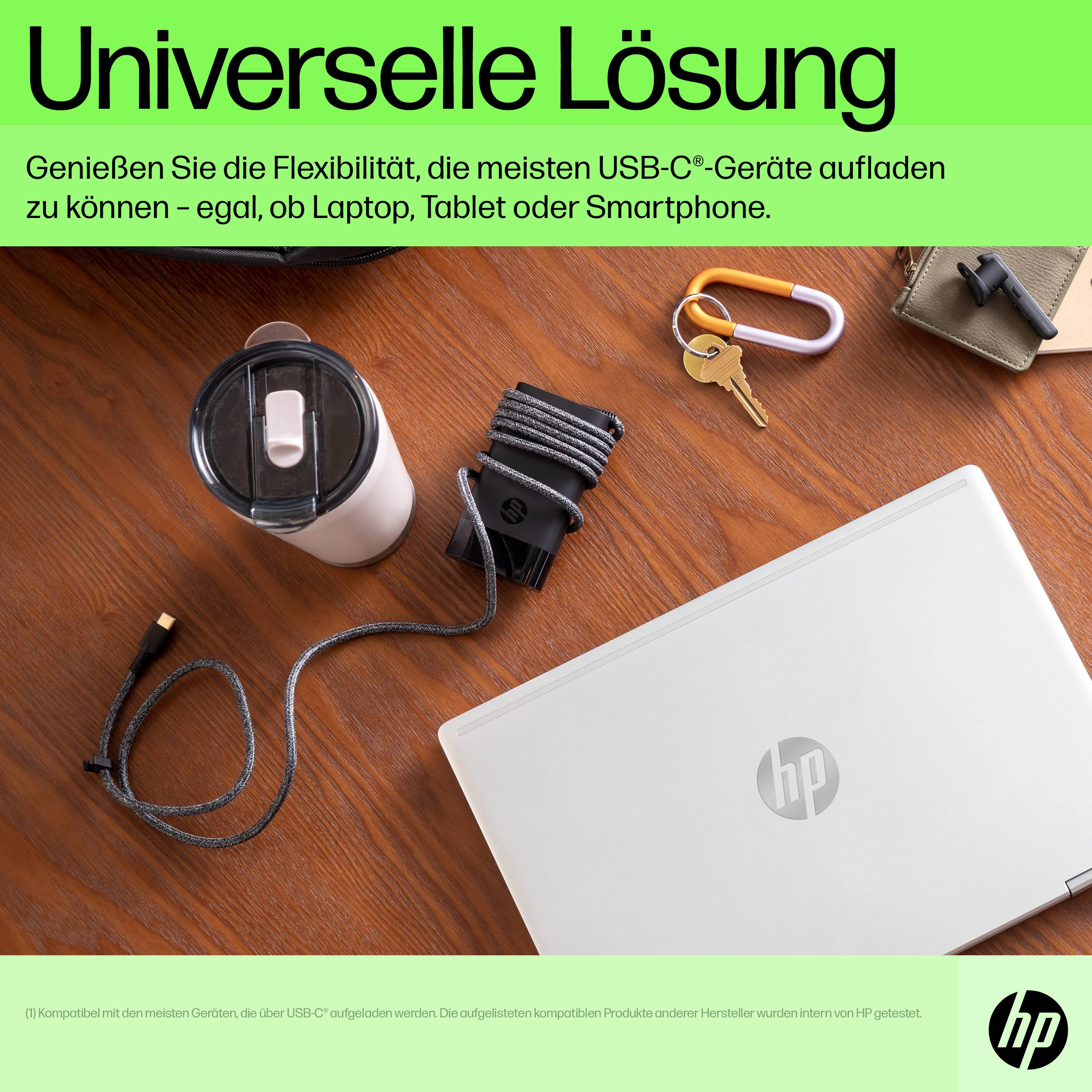 Egy HP laptop egy asztalon USB-C töltővel, kulccsal, karkötővel és palackkal. Szöveg felül: 'Univerzális megoldás'.