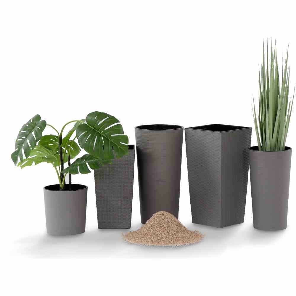 Öt cserép különböző méretben és formában, két növénnyel és egy kupac földdel közöttük.