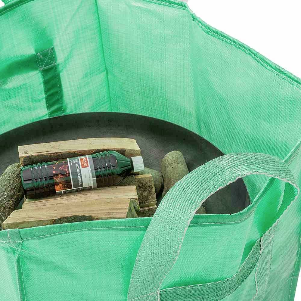 Zöld táska tűzifával és egy gyújtófolyadék-palackkal.