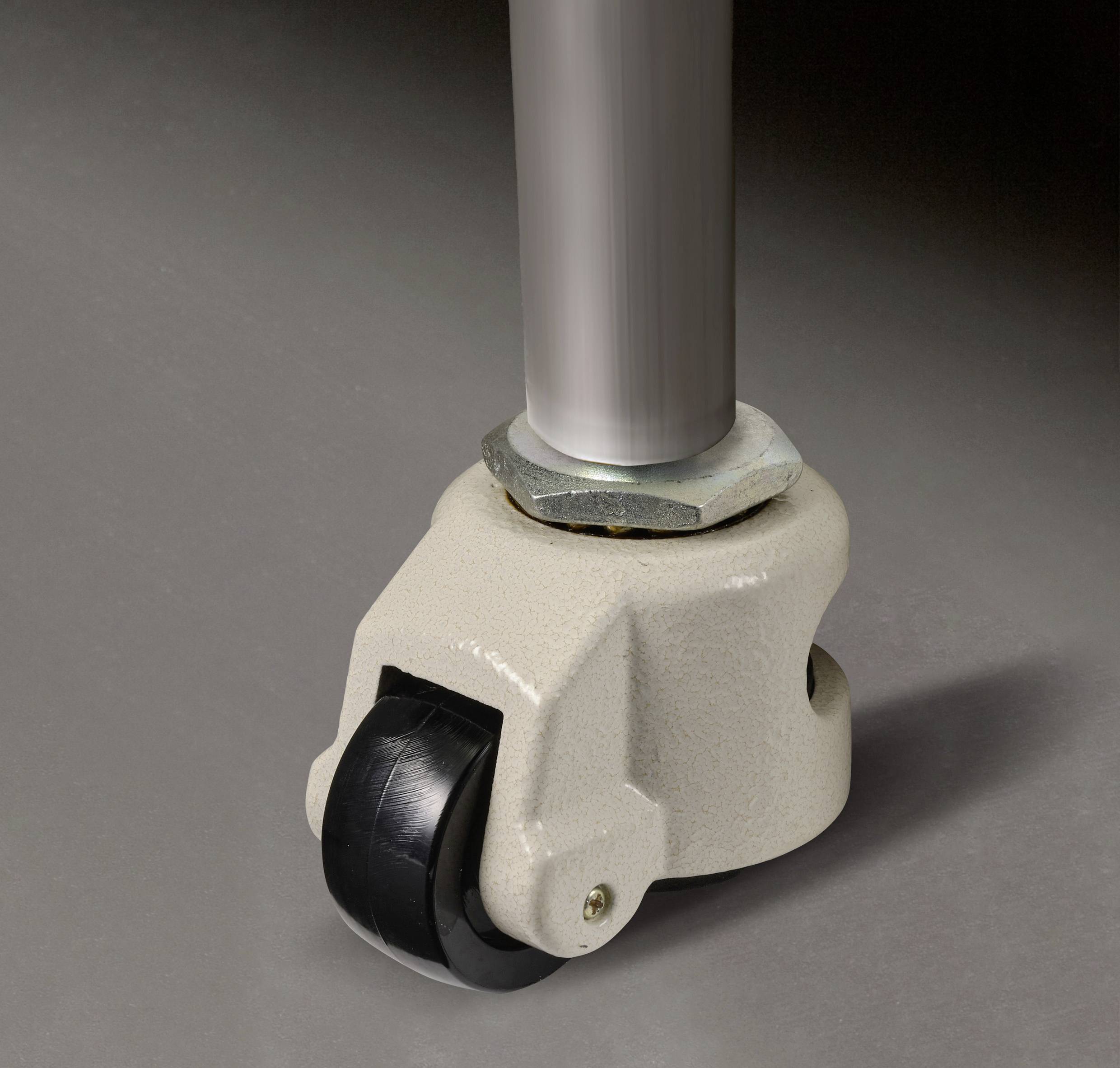 Egy szürke székláb fekete forgókerékkel egy padlón. A kerék lehetővé teszi a szék mozgását és rugalmasságát.