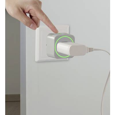 Egy kéz egy konnektorba dugott adapterre mutat, amelyhez egy USB-kábel csatlakozik. Az adapter zöld fénnyel világít.
