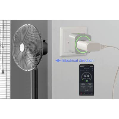 Ventilátor egy okos dugaljba dugva, zöld fénnyel jelezve az áramirány irányát. Okostelefon mutatja az energiafogyasztást.