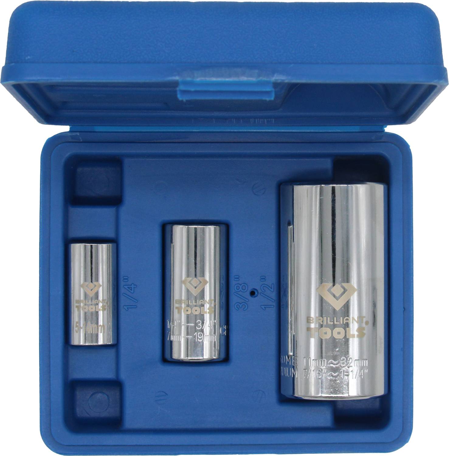 Egy krómozott dugókulcs-készlet három különböző méretben (5 mm, 9 mm, 27 mm) kék tárolódobozban.
