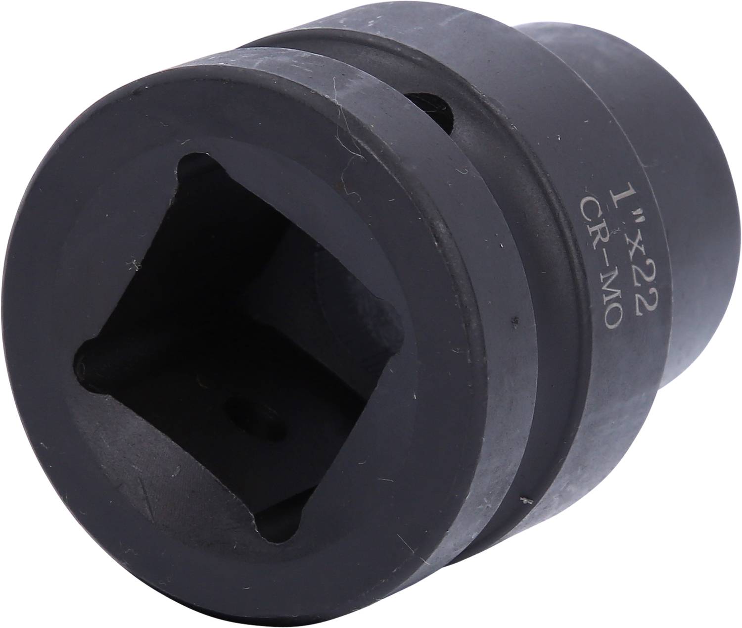 Egy fekete dugókulcs négyzet alakú nyílással, amelyen az '1''x22 CR-MO' felirat szerepel, valószínűleg króm-molibdén acélból készítve.