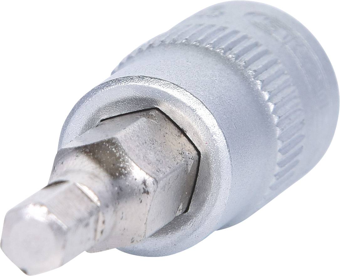Egy ezüstszínű hatszögletű dugókulcs adapter recézett felülettel, alkalmas csavarhúzókhoz vagy racsnis kulcsokhoz.