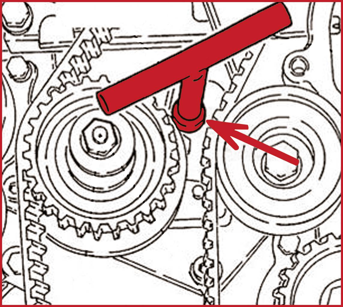 Egy fogszíjhajtórendszer ábrázolása, amelyen egy piros szerszám egy adott pozícióra mutat két fogaskerék között.