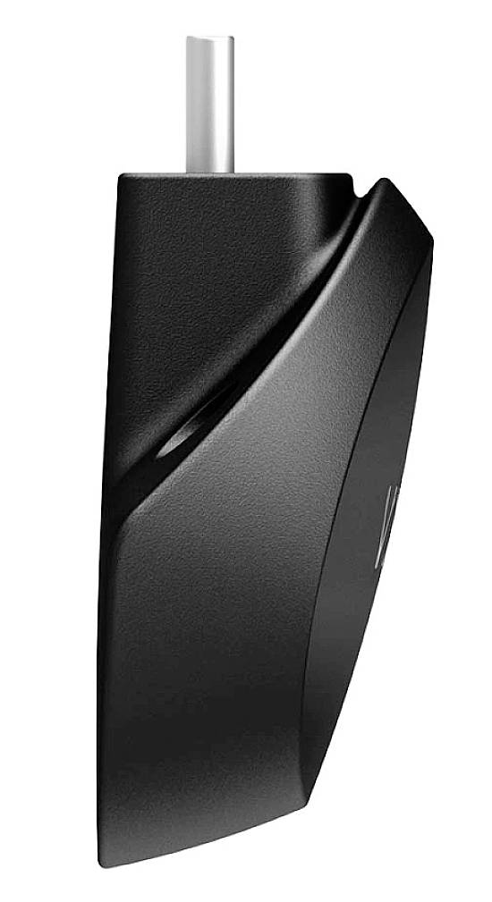 Fekete távirányító ergonomikus kialakítással, oldalsó gombbal és tetején helyet a elemeknek.