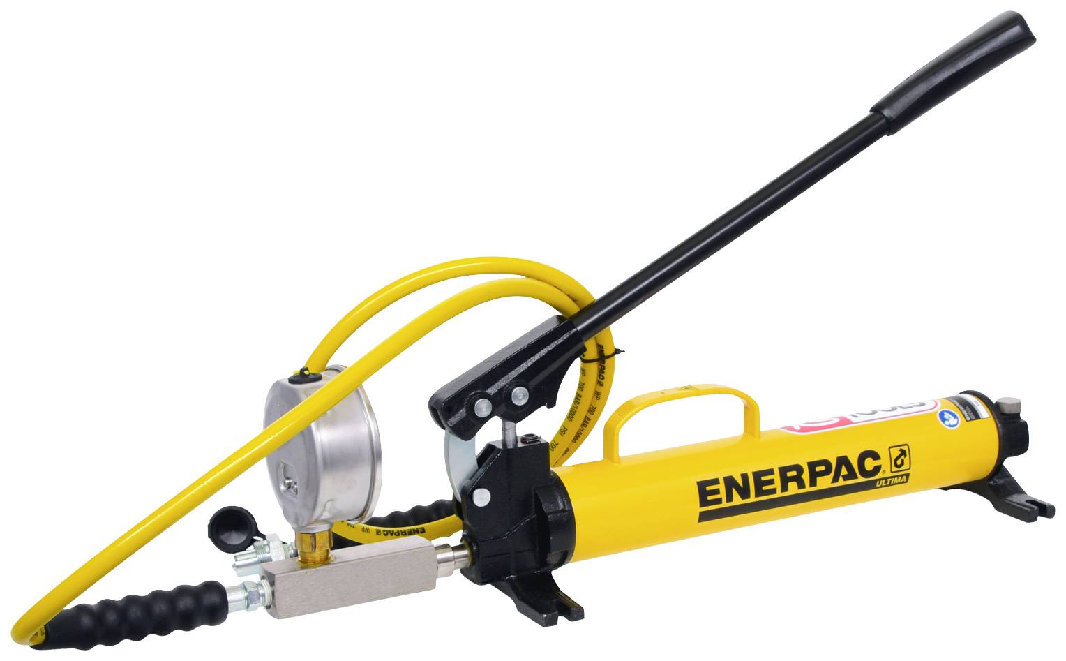 Egy sárga hidraulikus kézi szivattyú henger "ENERPAC" felirattal, fekete fogantyúval és sárga tömlővel felszerelve.
