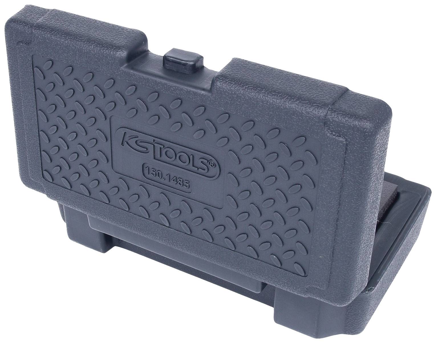 Fekete szerszámosláda "KS Tools" felirattal a fedelén, zárt állapotban, trapéz alakú, tetején fogantyúval, fehér háttér előtt.