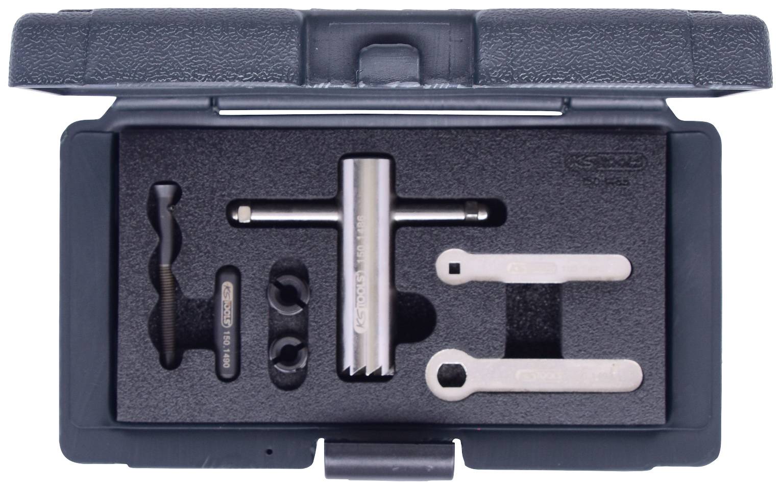 Szerszámkészlet fúrószerszámokkal és csavarkulcsokkal, biztonságos tárolásra habszivacs betétben elhelyezve.