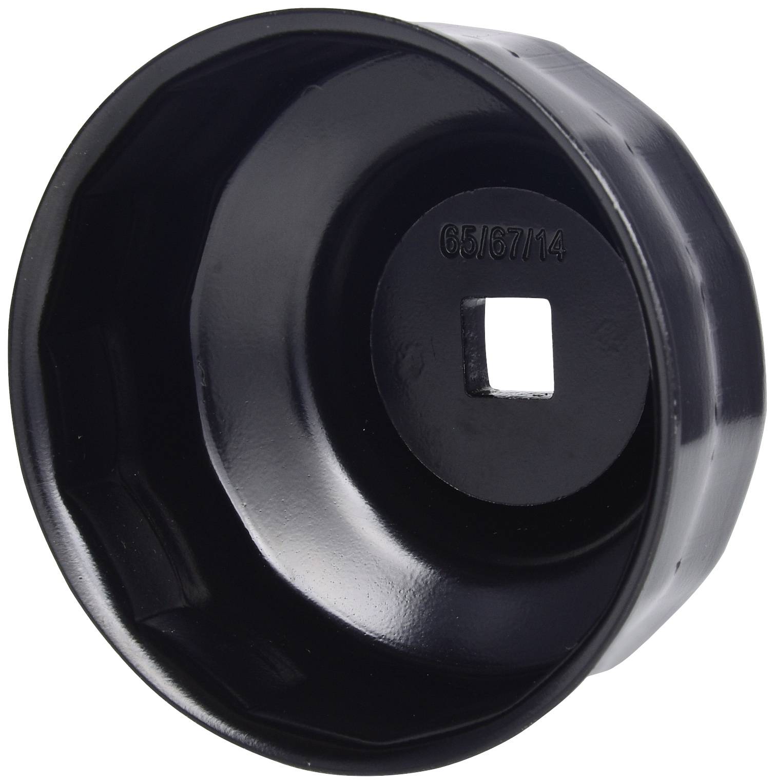 Egy fekete, fémből készült olajszűrő kulcs, amelynek közepén négyzet alakú befogó van, amelyet egy racsnis szerszámra lehet felszerelni.