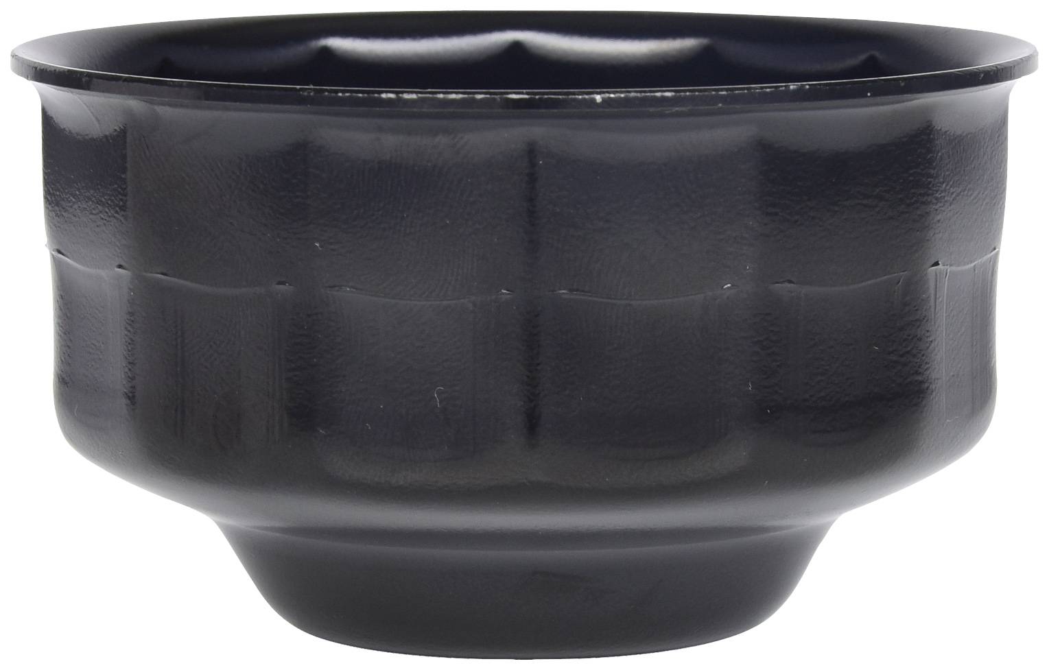 Egy fekete, kerek tál hullámos szegéllyel és sima felülettel.
