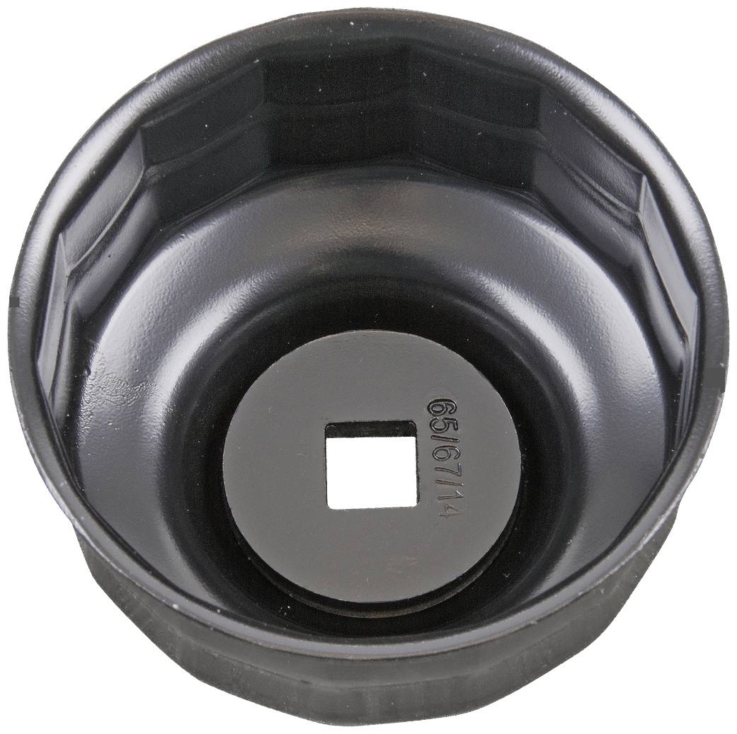 Egy kerek, fekete fém olajszűrő kulcs felülnézetben. Belső négyszög nyílással rendelkezik egy szerszám befogadásához.